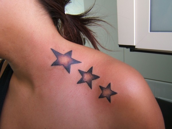 Drie sterren tatoeage op schouder