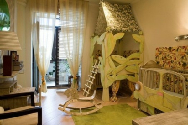 Декорация на джунглата в дървения интериор на детската стая