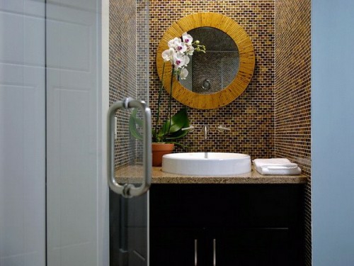 tumma kylpyhuone design pyöreä peili kukkia