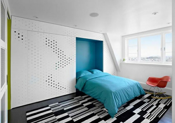 donkere houten vloer in moderne slaapkamer met opklapbaar bed