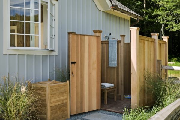 shower-own-build pallets-wood-backyard