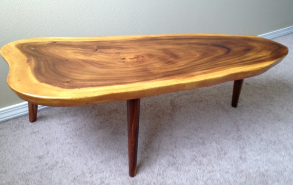 πραγματικό ξύλινο τραπέζι του καναπέ