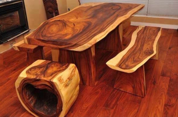 natūralaus medžio baldai, valgomojo stalas, kėdės stende