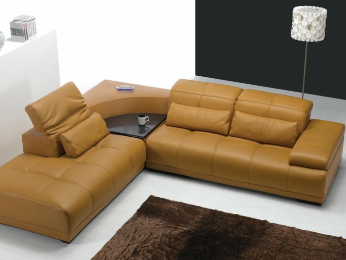 kampas stalas kampas sofa geltona oda funkcija rudas kilimas gyvenamasis kambarys dizainas