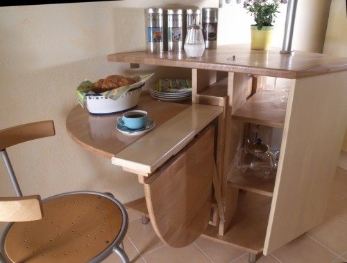 table pliante carrée dans le coin cuisine idée pratique intéressante