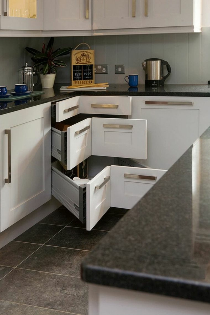 kampinė virtuvė virtuvės baldai tamsi grindų plytelės virtuvės idėjos sandėliavimo talpa
