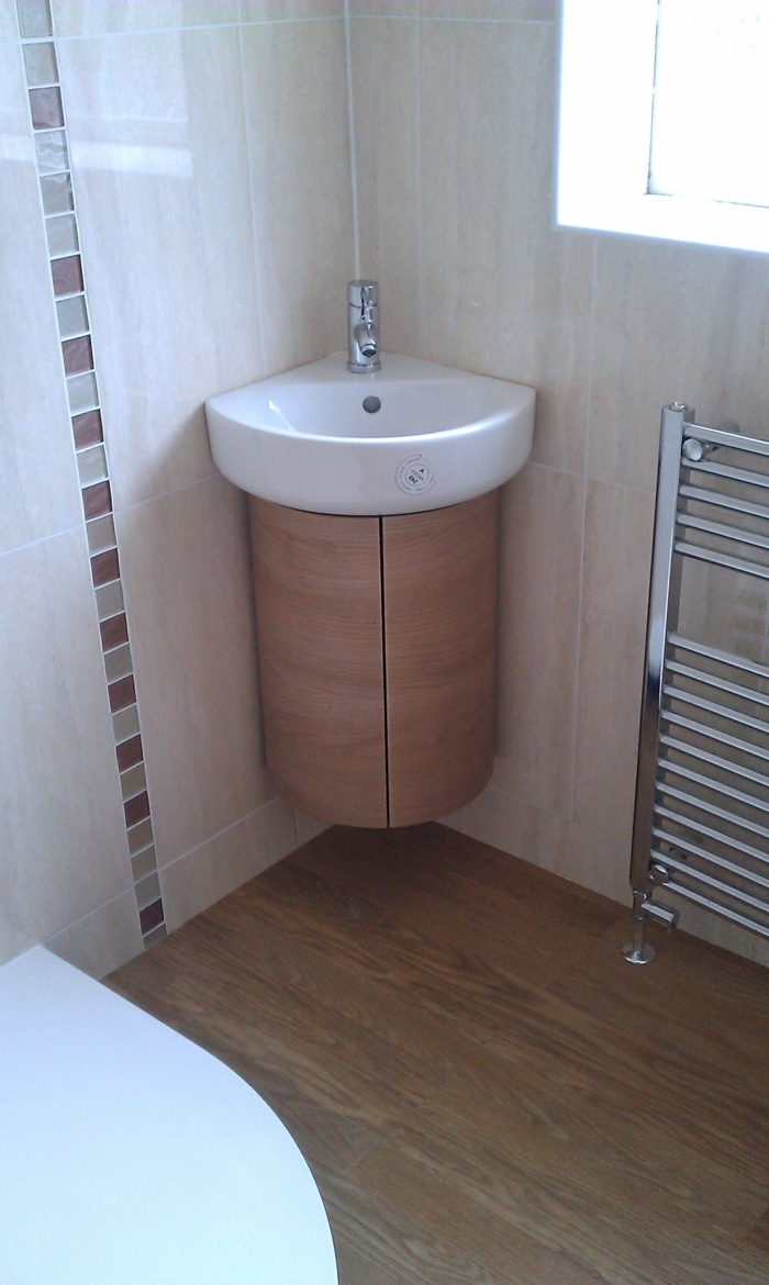 kampinis kriauklė vonios kambarys įrengtas sienų plytelių vonios kambarys