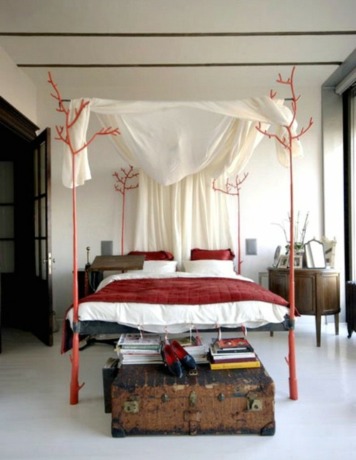 quirky design soveværelse røde accenter sengspredte brystbøger