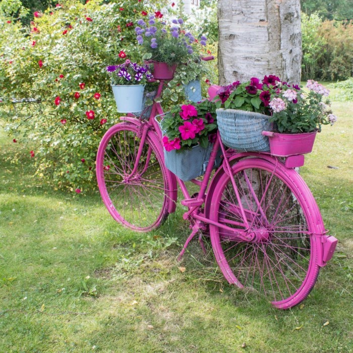 一个女孩的自行车作为花园装饰