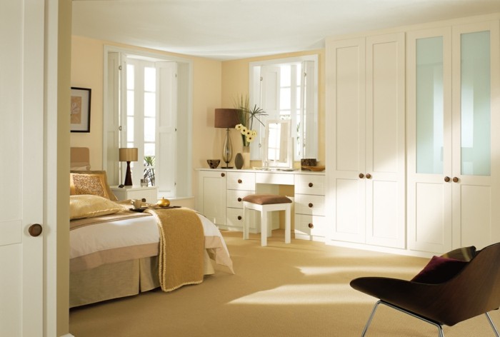 smukke levende moderne garderobeskabe i soveværelset og gulvtæppet for mere komfort