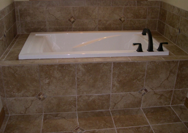 内置浴缸瓷砖和灌浆浴室瓷砖墙砖地砖
