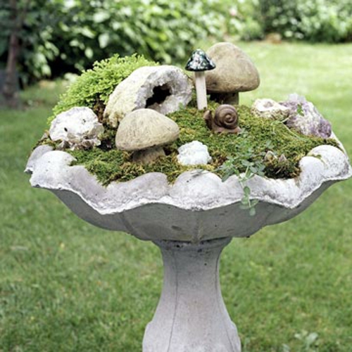 一个迷你花园形状的蘑菇和蜗牛