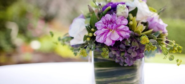 απλές ρυθμίσεις λουλουδιών κάνουν μοβ λουλούδια