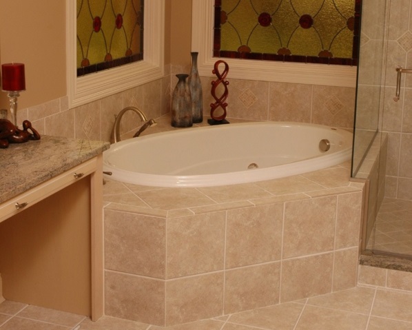 内置浴缸瓷砖和灌浆浴室瓷砖