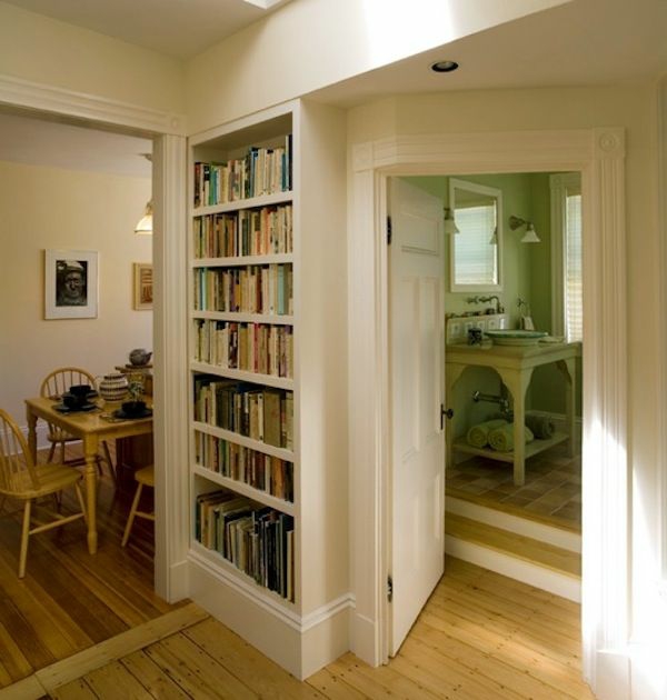 bibliothèque intégrée dans le couloir