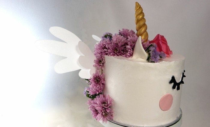 κέικ μονόκερου με πραγματικά λουλούδια διακοσμούν ιδέες κέικ γενεθλίων παιδιών