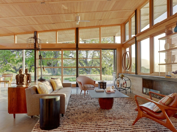 møblering stue i skandinavisk stil loft højde vindue lys træ møbler
