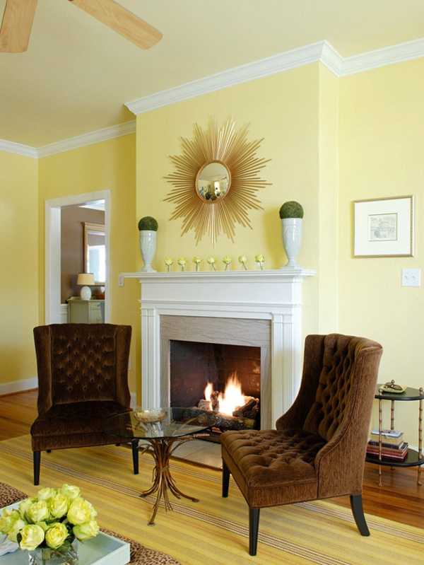 sisustus olohuone takka seinämaali paletti keltainen nojatuoli