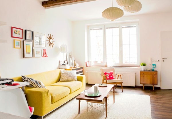 sisustus olohuone sohva keltainen seinä maali munankuoren värit