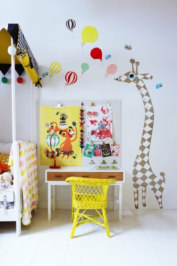 farge ideer barnehage vegg dekor skrivebord gul stol