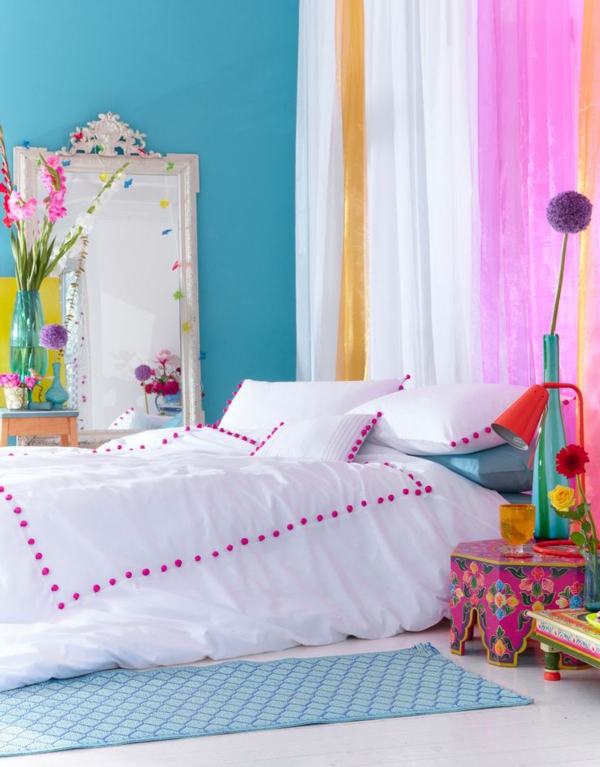 ložnice barvy zelené stěny závěsy postel