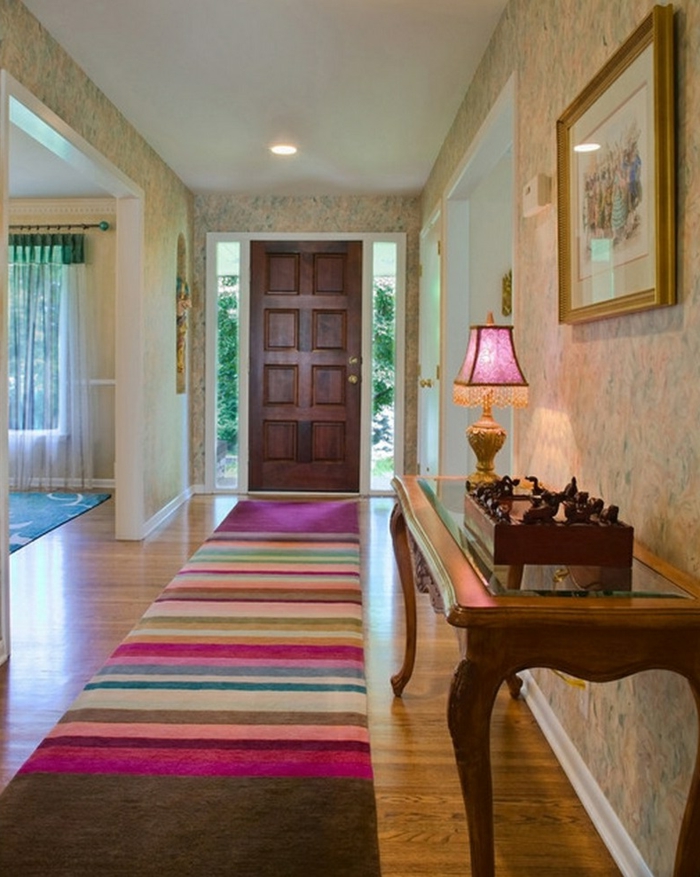 indretning ideer hallway farvede stripe tæppe bord væg design ideer