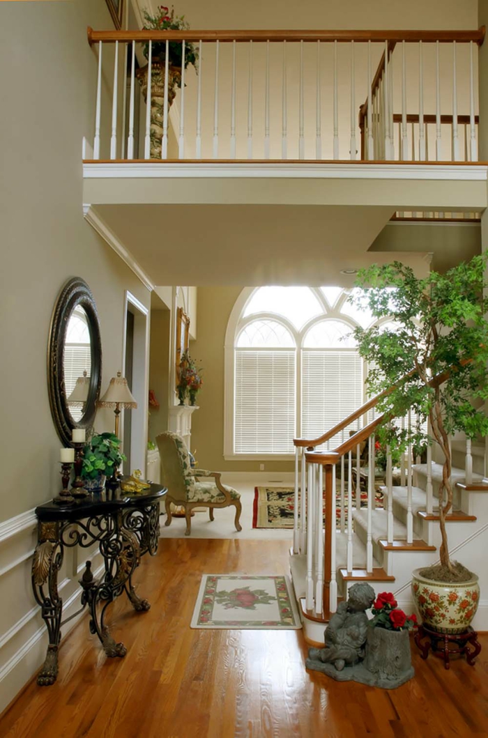 家具的想法走廊椭圆形镜子里面的楼梯米色墙壁