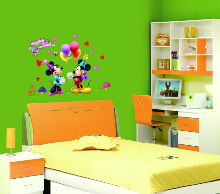 indretning børnehave grønne vægge orange accenter