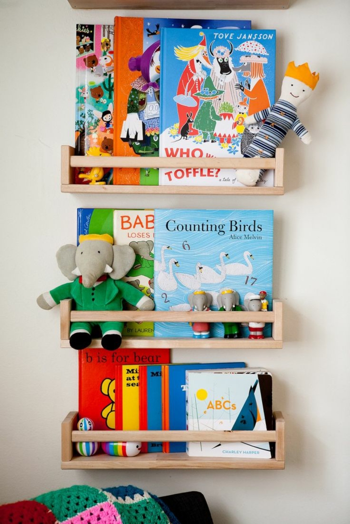 bin børnehaver hylder bøger legetøj