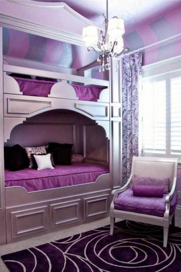 ideeën voor inrichting paarse slaapkamer stapelbed tapijt kroonluchter
