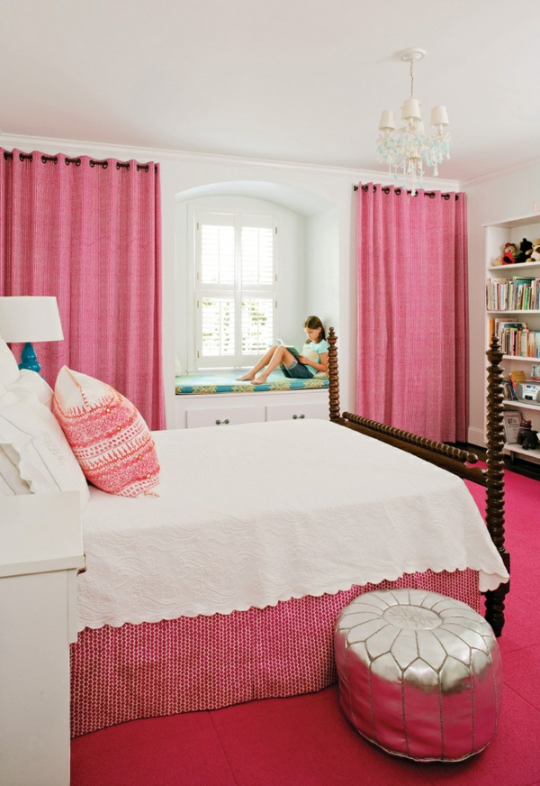 обзавеждане идеи спални завеси цветни розови сребърни възглавници на седалките