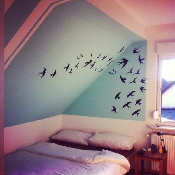 在墙上的枕头床上摆设思想鸟图案