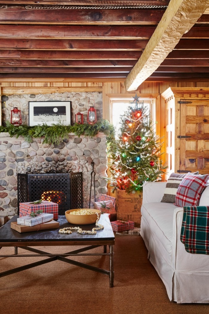 woonkamer versieren Kerstmis landhuis kerstboom stenen muur