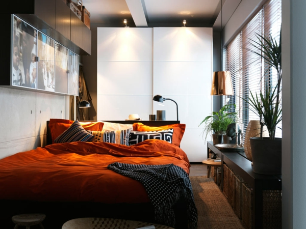 μικρές κρεβατοκάμαρες επίπλων πορτοκαλί κρεβάτι