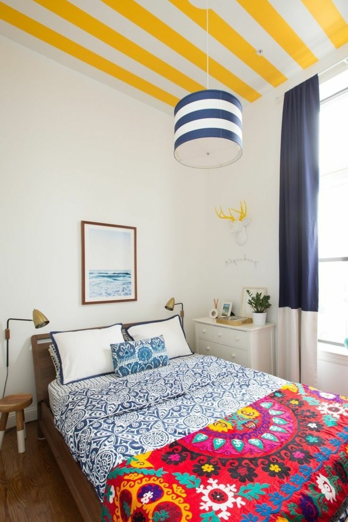 eklektinen makuuhuone koristeltu ideoita värillinen vuodevaatteet raidallinen kuvio katto