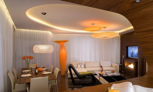 елегантен оранжев акцентен етаж ваза индиректно осветление таван