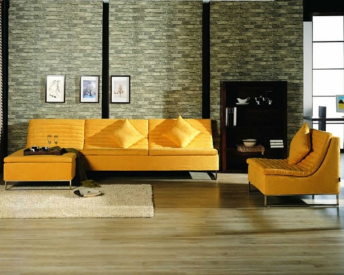 优雅的客厅家具黄色扶手椅沙发靠垫砖墙石头画