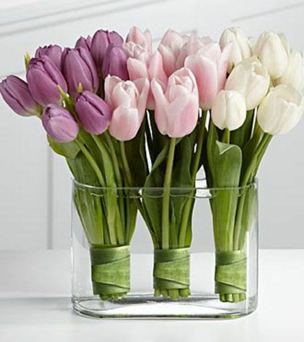 décoration de table élégante avec des fleurs de tulipes organiser des arrangements de fleurs vous-même
