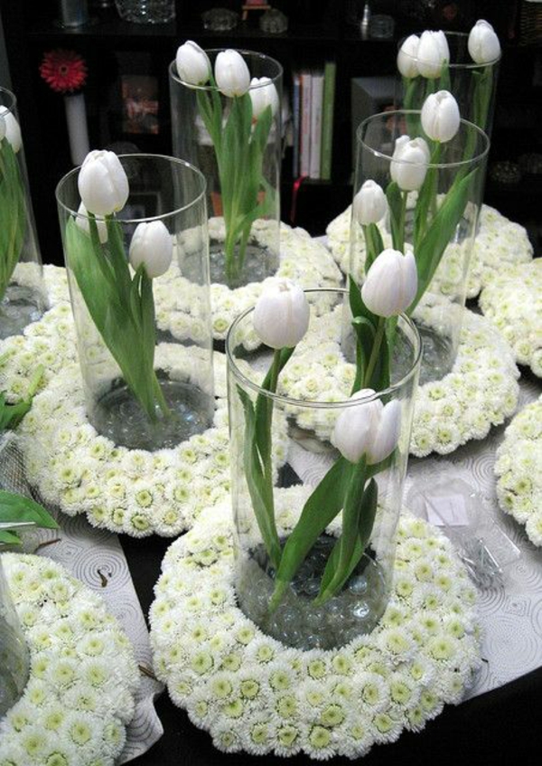 décoration de table élégante avec des arrangements de fleurs de tulipes se faire une couronne