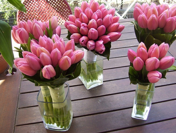 make elegant table decoration with tulips flower arrangements yourself