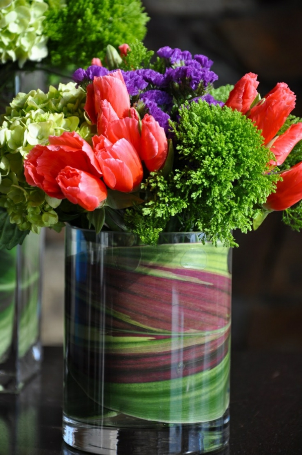 elegantiškas stalo dekoravimas su tulpėmis raudonomis gėlėmis