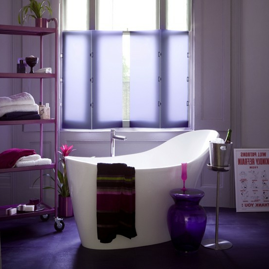afslappende lilla farver badekar badehåndklæder moderne bad