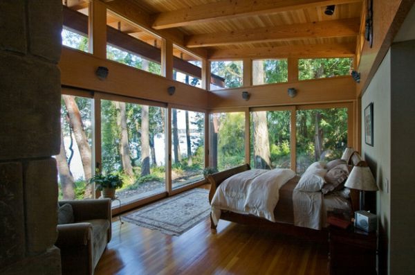 прекрасен изглед към езерото елегантна спалня със спалня