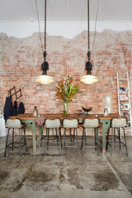 غرفة الطعام تصميم الطوب جدار شريط الكراسي طاولة خشب اللين