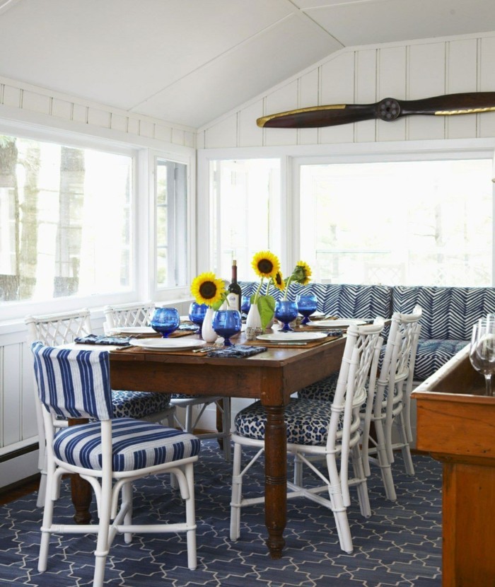 τραπεζαρία στυλ χώρα ξύλινο τραπέζι σκούρο μπλε χαλί
