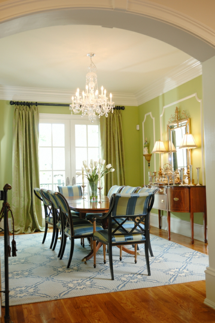 Spisestue møbler tæppe grønne gardiner tulipaner bordlamper