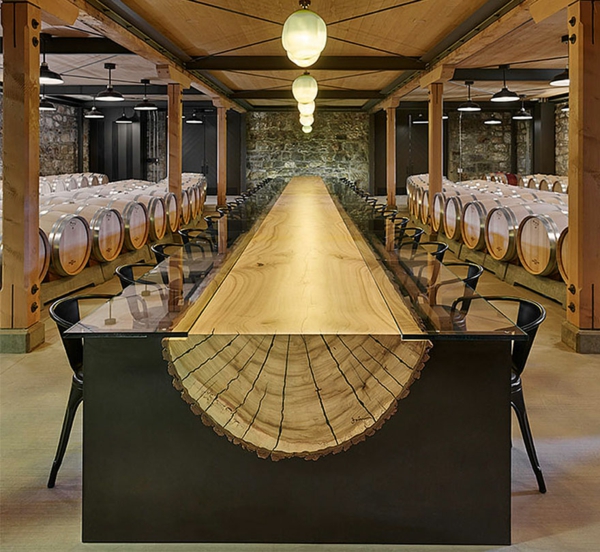 Τραπεζαρία με καρέκλες τραπέζι ξύλινο δέντρο κορμό