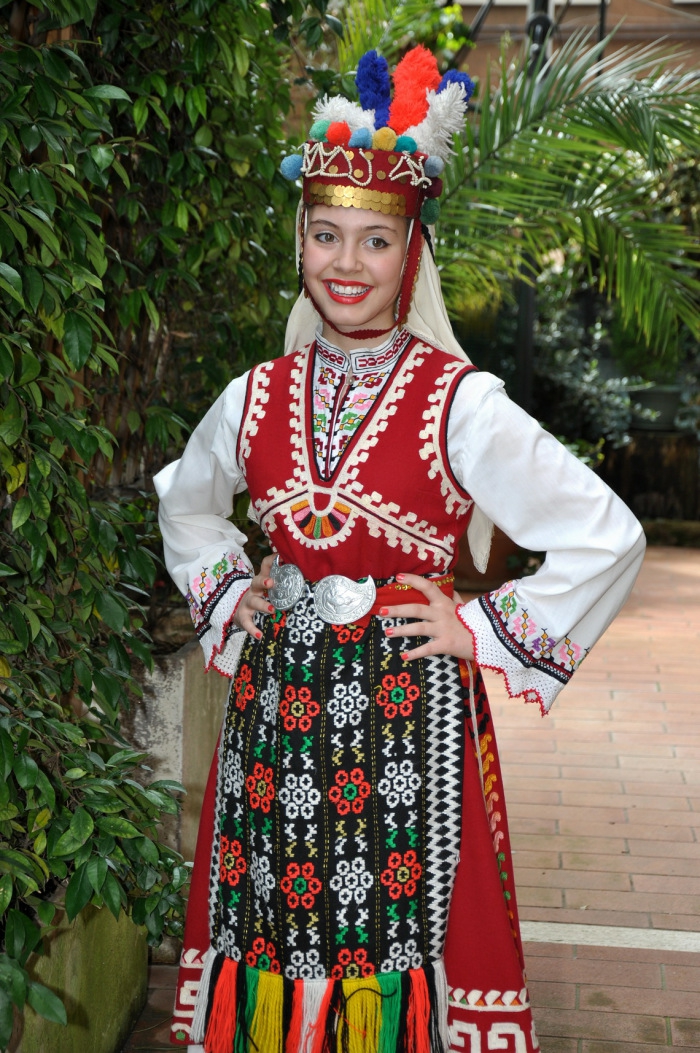 etnisk klær etno mote etno mønster broderi valentino mote kostyme etno skjerf ung kvinne