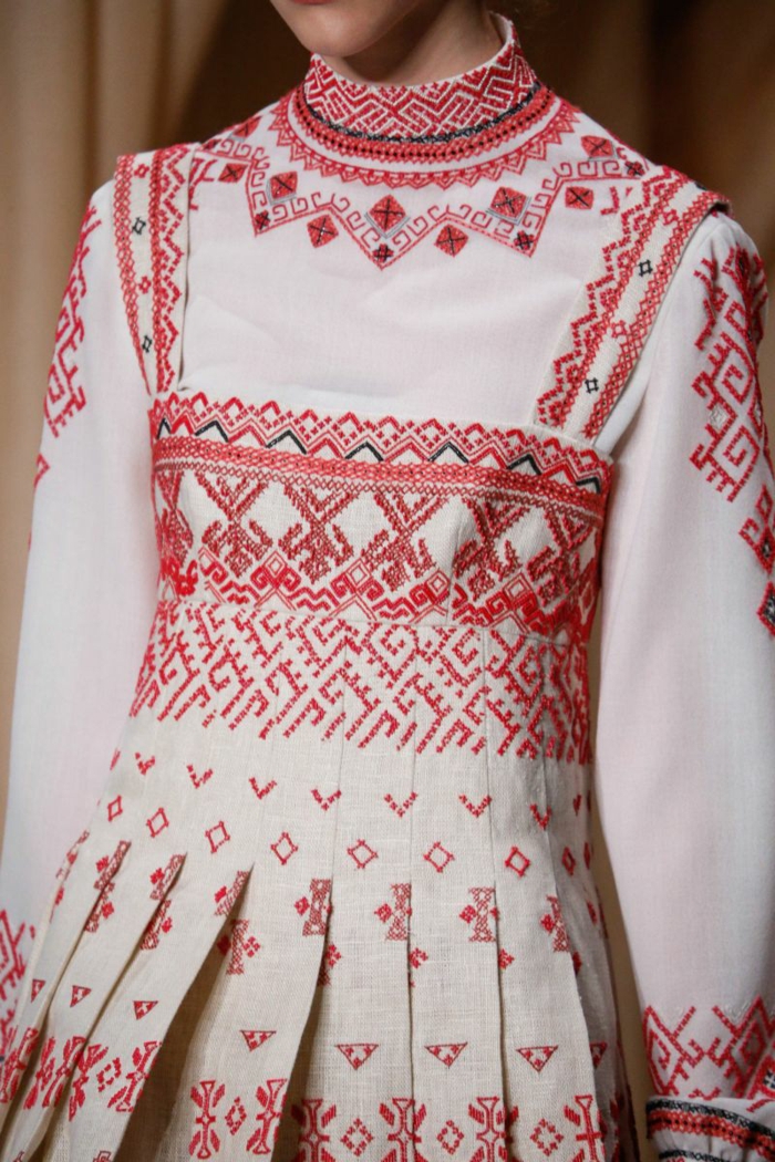 etnisk klær etno mote etno mønster Broderi valentino mote kostyme etno skjerf brodert kjole