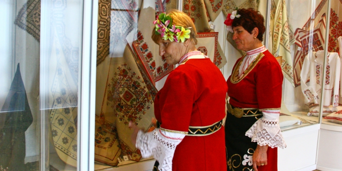 etnisk klær etno mote etno mønster broderi valentino moteklær mester